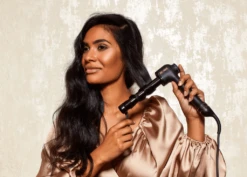 HOT TOOLS Curl Bar Black Gold 32mm -Winkel Voor Haarproducten htcurl1181bg product in use 300dpi min 1